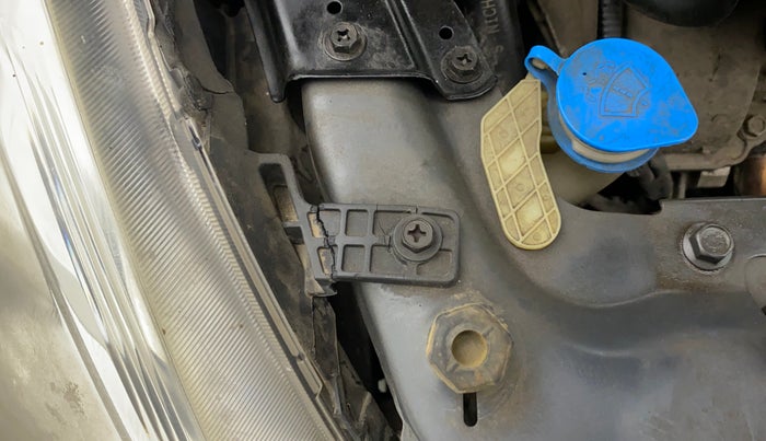 2012 Maruti Swift ZXI, Petrol, Manual, 47,360 km, Right headlight - Clamp has minor damage