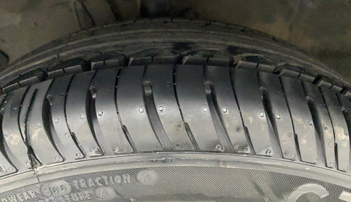 2011 Hyundai i20 ASTA 1.4 AT, Petrol, Automatic, 38,099 km, Left Front Tyre Tread