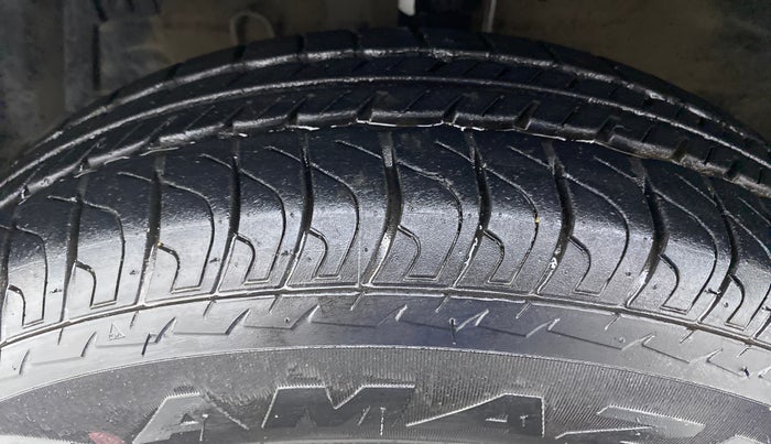 2015 Maruti Swift VXI D, Petrol, Manual, 39,579 km, Left Front Tyre Tread