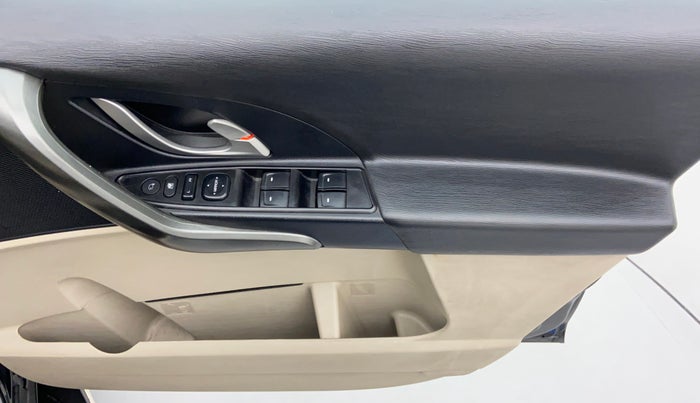 2017 Mahindra XUV500 W6 4X2, Diesel, Manual, 53,050 km, Driver Side Door Panels Control