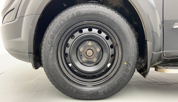 2017 Mahindra XUV500 W6 4X2, Diesel, Manual, 53,050 km, Left Front Wheel