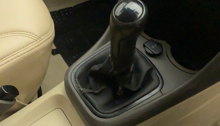 2012 Volkswagen Vento COMFORTLINE 1.6, Petrol, Manual, 82,410 km, Gear lever - Boot cover slightly torn