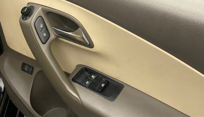 2012 Volkswagen Vento COMFORTLINE 1.6, Petrol, Manual, 82,410 km, Right front window switch / handle - Master window function not working