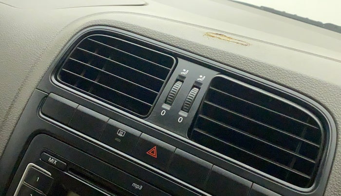 2012 Volkswagen Vento COMFORTLINE 1.6, Petrol, Manual, 82,410 km, AC Unit - Front vent has minor damage