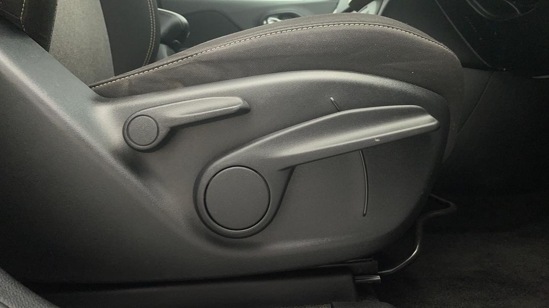 2015 Jeep Cherokee Sport (4x2), Automatic, 106747 km, Drivers Side Adjustment Panel