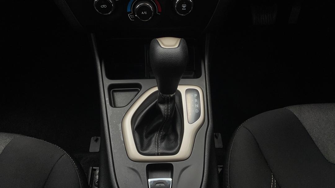 2015 Jeep Cherokee Sport (4x2), Automatic, 106747 km, Gear Lever 