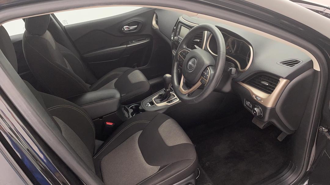 2015 Jeep Cherokee Sport (4x2), Automatic, 106747 km, Right Side Front Door Cabin View