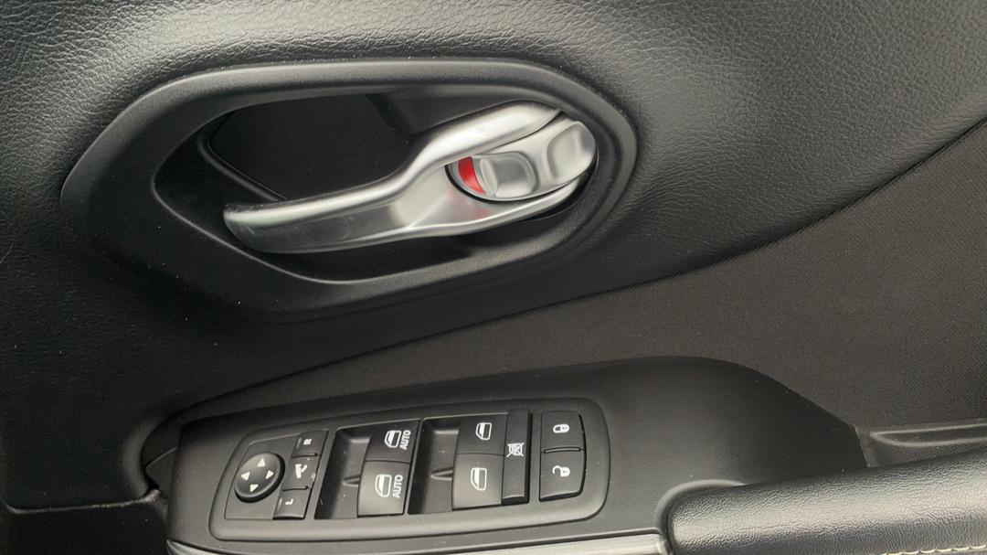 2015 Jeep Cherokee Sport (4x2), Automatic, 106747 km, Drivers Side Door Panel Controls