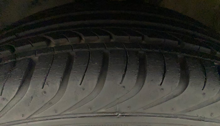 2017 Skoda Rapid AMBITION 1.6 MPI MT, Petrol, Manual, 25,124 km, Left Front Tyre Tread