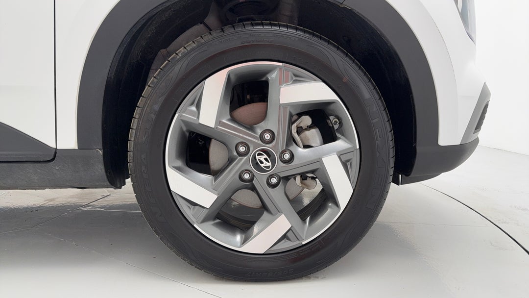 2023 Hyundai Venue Elite (black) Sunroof, Automatic, 15756 km, Right Front Wheel