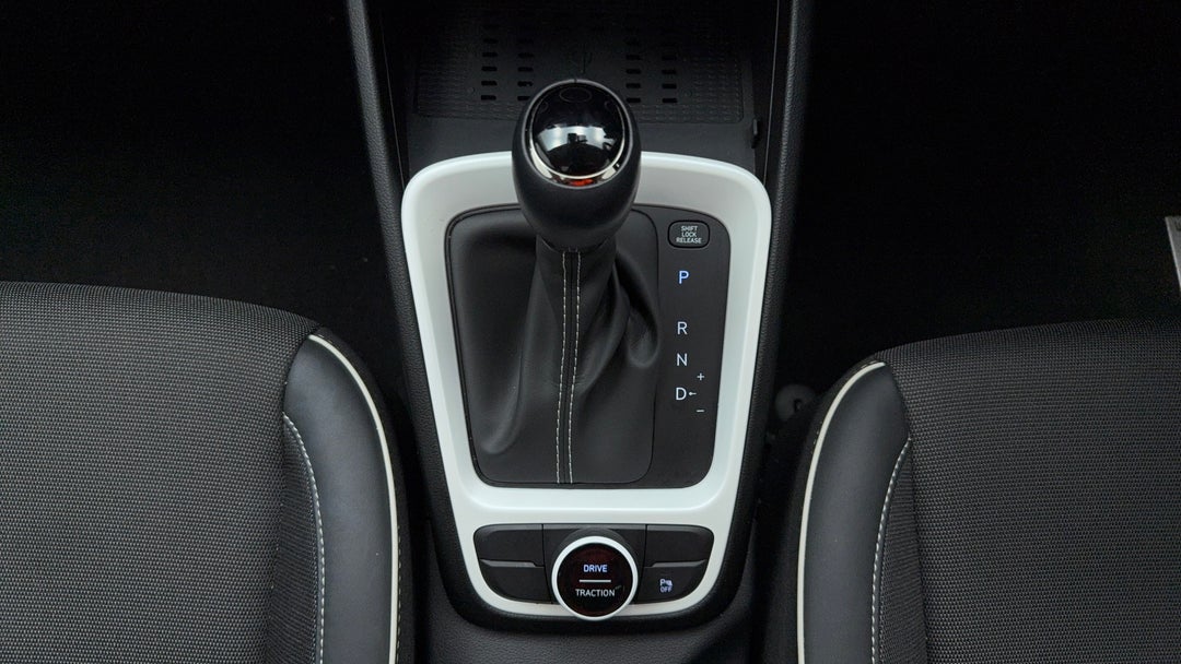 2023 Hyundai Venue Elite (black) Sunroof, Automatic, 15756 km, Gear Lever 