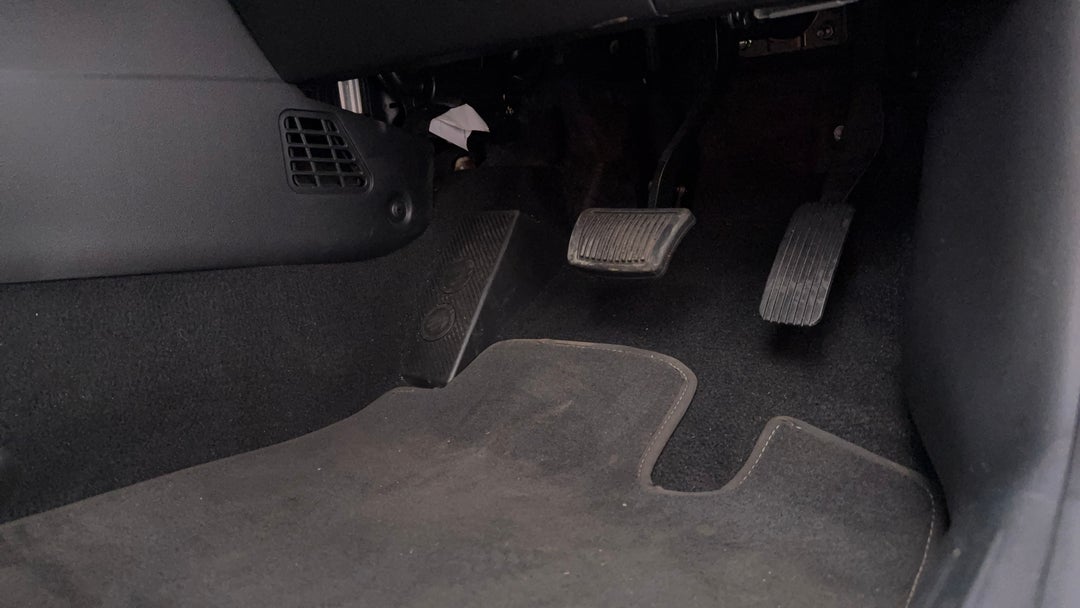 2023 Hyundai Venue Elite (black) Sunroof, Automatic, 15756 km, Pedals and Footmat