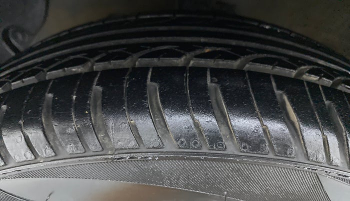 2016 Hyundai Grand i10 SPORTZ 1.1 CRDI, Diesel, Manual, 44,691 km, Left Front Tyre Tread