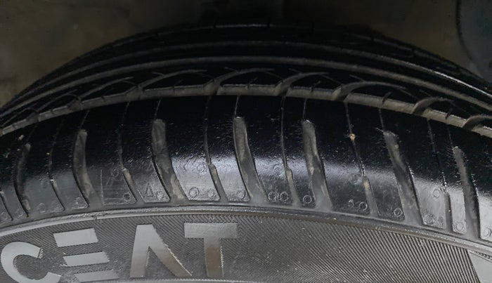 2016 Hyundai Grand i10 SPORTZ 1.1 CRDI, Diesel, Manual, 44,691 km, Right Front Tyre Tread