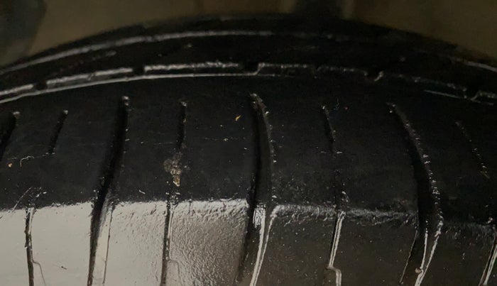 2013 Hyundai i20 MAGNA (O) 1.2, Petrol, Manual, 62,217 km, Left Front Tyre Tread
