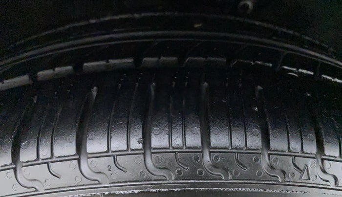 2014 Skoda Rapid AMBITION 1.6 MPI MT PLUS, Petrol, Manual, 54,004 km, Left Rear Tyre Tread