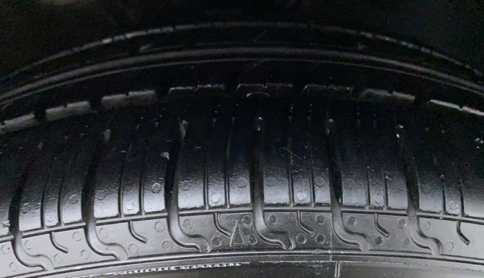 2014 Skoda Rapid AMBITION 1.6 MPI MT PLUS, Petrol, Manual, 54,004 km, Right Front Tyre Tread
