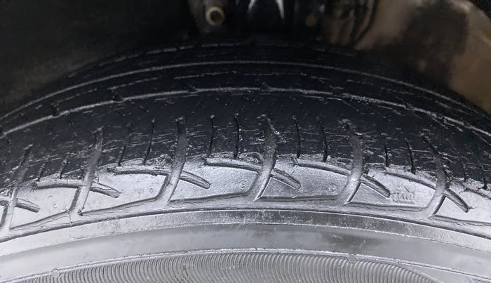 2016 Volkswagen Ameo HIGHLINE 1.2, Petrol, Manual, 30,483 km, Left Front Tyre Tread