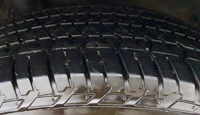2020 Mahindra XUV500 W9, Diesel, Manual, 36,449 km, Right Front Tyre Tread