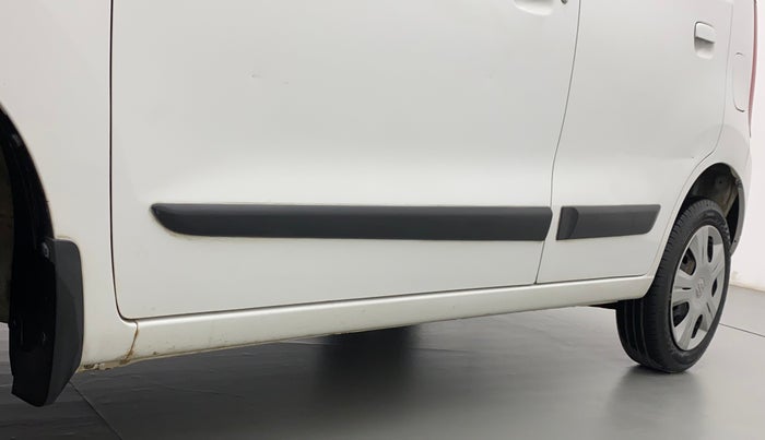 2014 Maruti Wagon R 1.0 VXI, Petrol, Manual, 33,407 km, Left running board - Slight discoloration