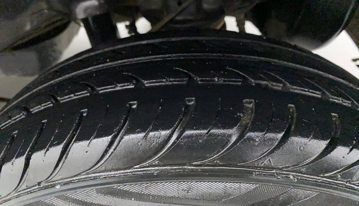 2017 Hyundai Eon ERA +, CNG, Manual, 92,549 km, Left Rear Tyre Tread
