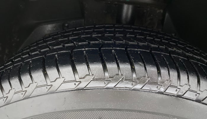 2017 Mahindra XUV500 W10 AT, Diesel, Automatic, 1,11,649 km, Left Front Tyre Tread