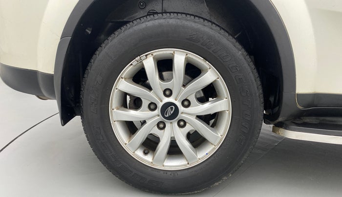 2017 Mahindra XUV500 W10 AT, Diesel, Automatic, 1,11,649 km, Right Rear Wheel