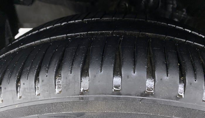 2017 Honda Jazz 1.2 V MT, Petrol, Manual, 80,252 km, Left Front Tyre Tread