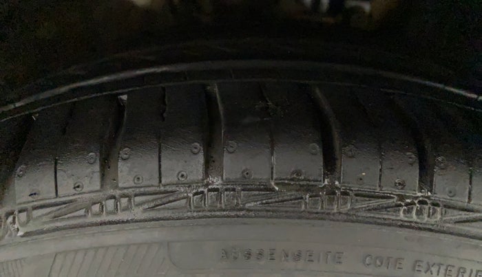 2014 Skoda Rapid ELEGANCE 1.6 MPI MT, Petrol, Manual, 50,390 km, Right Front Tyre Tread