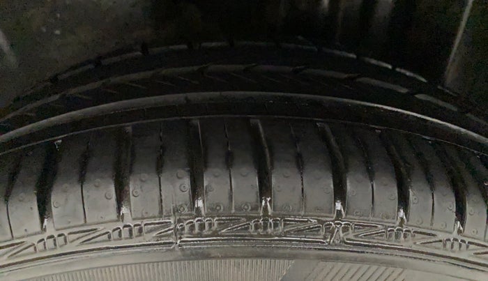 2014 Skoda Rapid ELEGANCE 1.6 MPI MT, Petrol, Manual, 50,390 km, Left Rear Tyre Tread