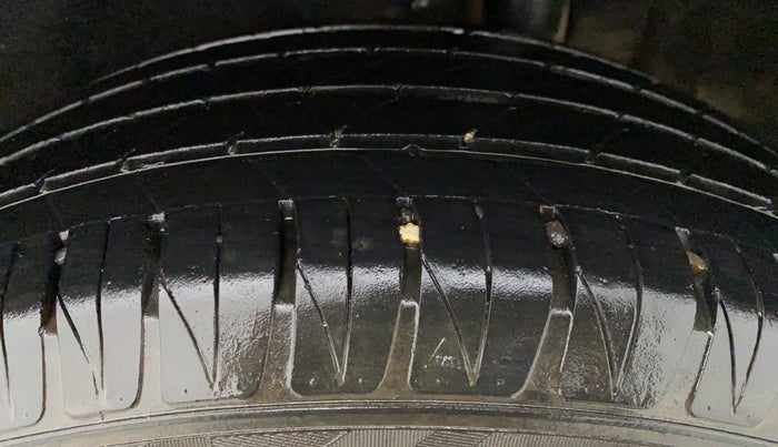 2018 Maruti Vitara Brezza ZDI PLUS DUAL TONE, Diesel, Manual, 21,138 km, Left Front Tyre Tread