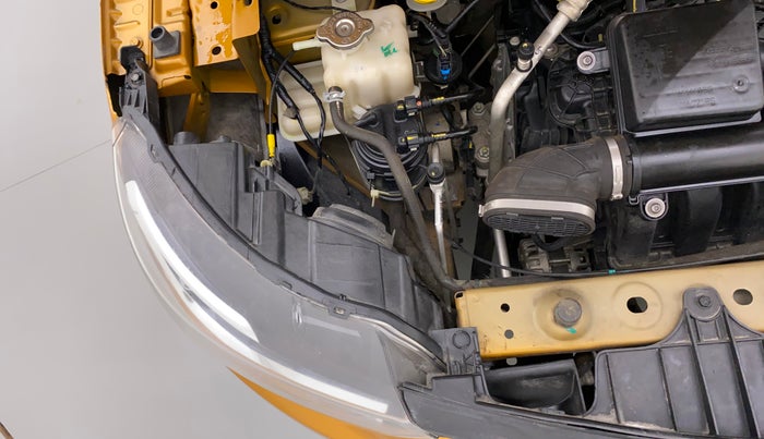 2022 Renault TRIBER RXL MT, Petrol, Manual, 30,944 km, Right headlight - Clamp has minor damage