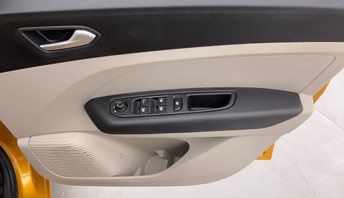 2021 Renault TRIBER 1.0 RXZ, Petrol, Manual, 10,510 km, Driver Side Door Panels Control