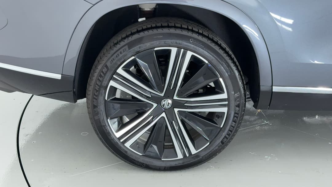 2025 MG MG Qs Essence AWD, Automatic, 8568 km, Right Rear Wheel