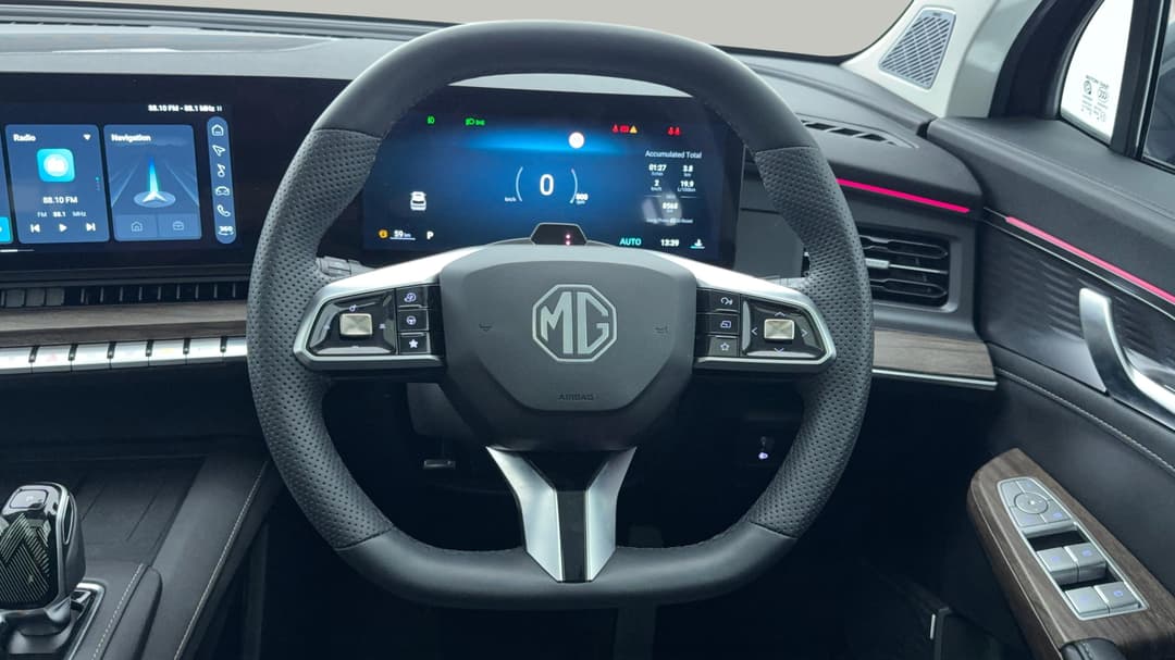 2025 MG MG Qs Essence AWD, Automatic, 8568 km, Steering Wheel Close-up