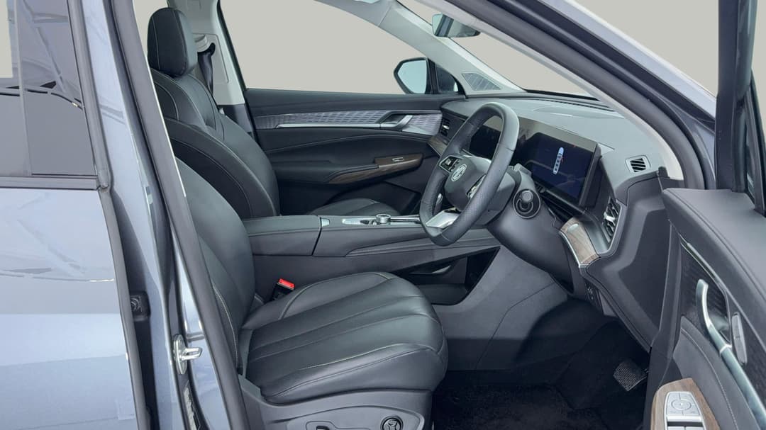 2025 MG MG Qs Essence AWD, Automatic, 8568 km, Right Side Front Door Cabin View