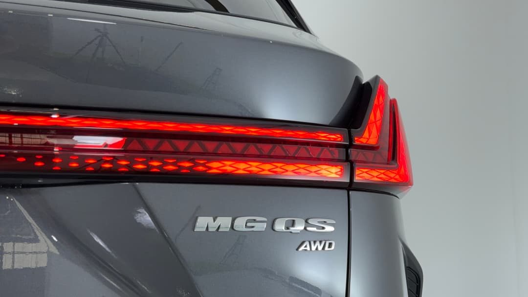 2025 MG MG Qs Essence AWD, Automatic, 8568 km, Badge (Boot Right Side)