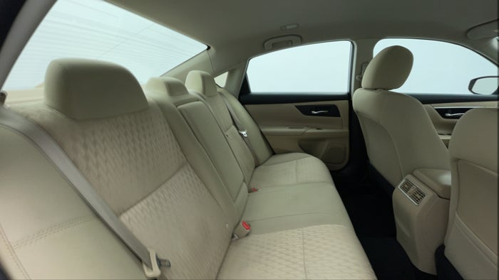 NISSAN ALTIMA-Right Side Door Cabin View
