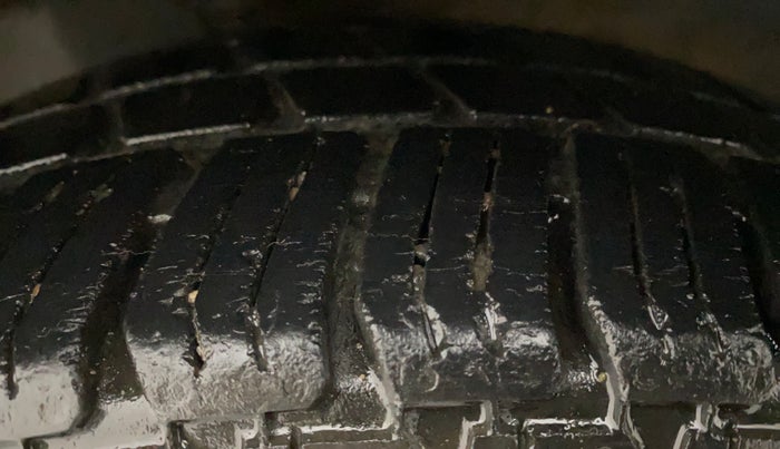 2017 Hyundai Eon MAGNA +, Petrol, Manual, 71,979 km, Left Front Tyre Tread