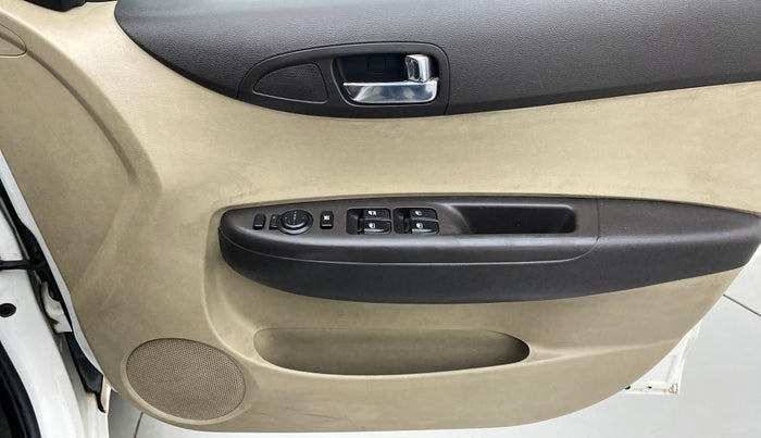 2013 Hyundai i20 SPORTZ 1.4 CRDI, Diesel, Manual, 71,977 km, Driver Side Door Panels Control