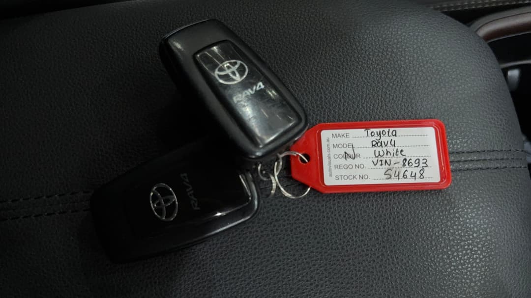 2024 Toyota RAV4 Cruiser (AWD) Hybrid, Automatic, 10541 km, Key Close-up