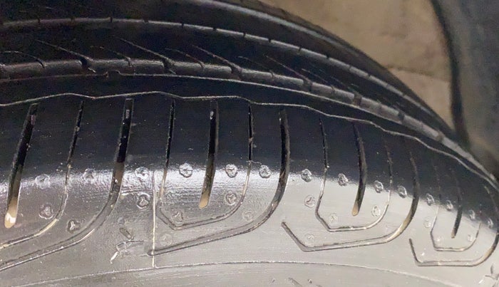 2017 Volkswagen Ameo COMFORTLINE 1.2, Petrol, Manual, 54,491 km, Left Front Tyre Tread