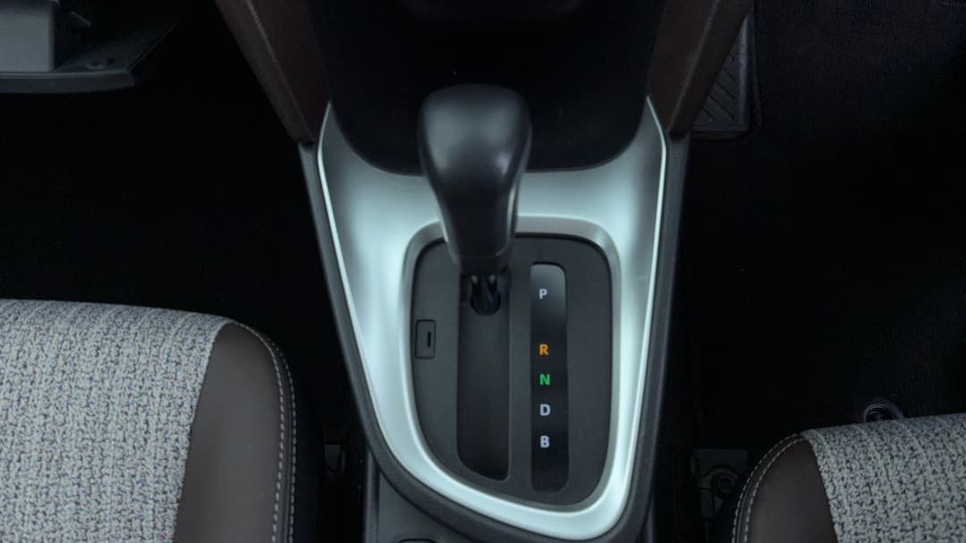 2022 Toyota Yaris Cross Urban Hybrid, Automatic, 51757 km, Gear Lever 