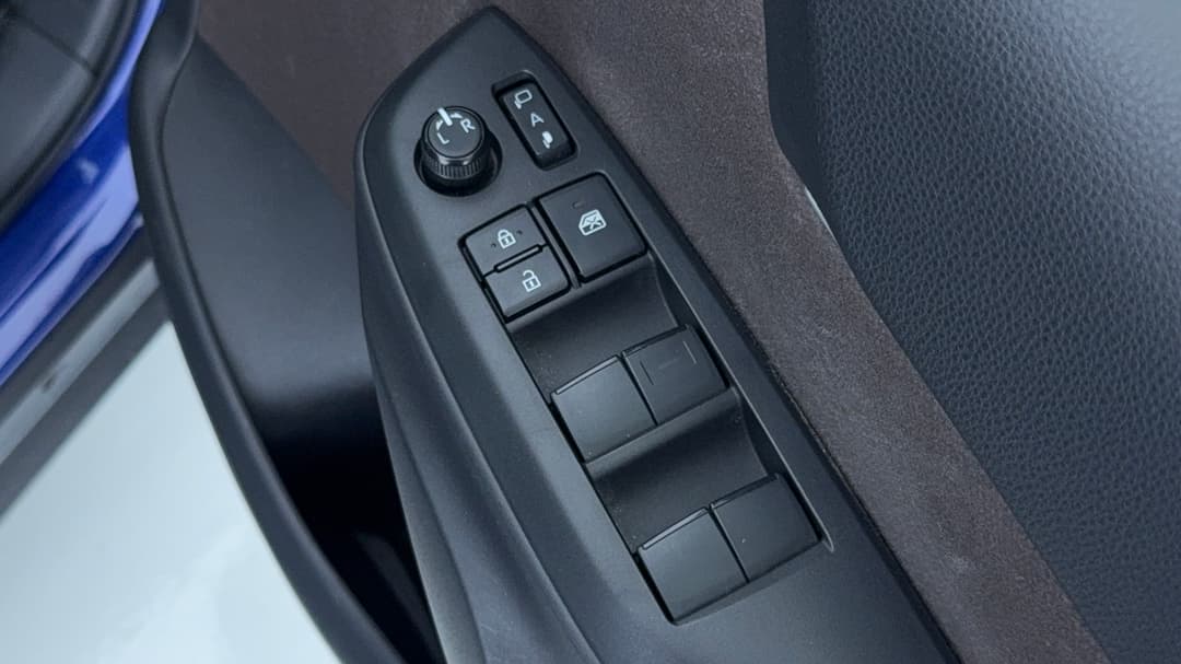 2022 Toyota Yaris Cross Urban Hybrid, Automatic, 51757 km, Drivers Side Door Panel Controls
