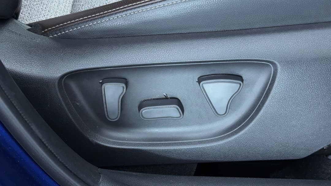 2022 Toyota Yaris Cross Urban Hybrid, Automatic, 51757 km, Drivers Side Adjustment Panel
