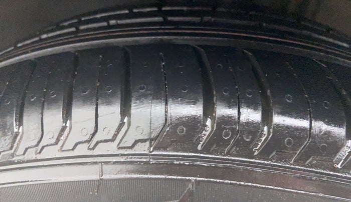 2018 Volkswagen Ameo HIGHLINE PLUS 1.0, Petrol, Manual, 65,371 km, Left Front Tyre Tread