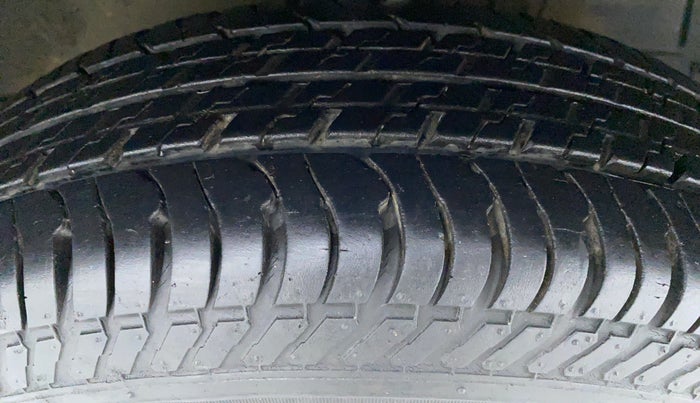 2017 Maruti Swift VXI D, Petrol, Manual, 7,095 km, Left Front Tyre Tread