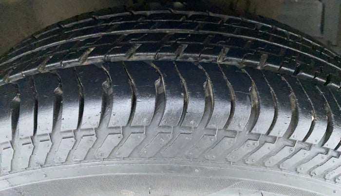 2017 Maruti Swift VXI D, Petrol, Manual, 7,095 km, Right Front Tyre Tread