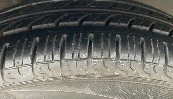 2010 Maruti Alto K10 VXI, Petrol, Manual, 60,477 km, Right Front Tyre Tread