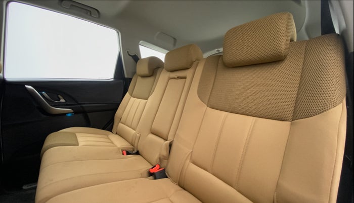 2019 Mahindra XUV500 W9, Diesel, Manual, 7,733 km, Right Side Rear Door Cabin